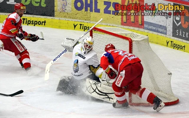 Jubilant Jiří Šimánek po nezištné přihrávce od Kašpaříka zvyšuje vedení domácích o dva góly