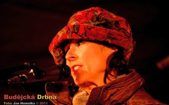 Nejmladší členka kapely (připojila se v roce 1990) Šárka Benetkov