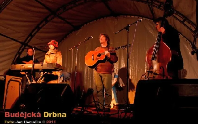 Kompletní složení Nezmarů, zleva: Tonda Hlaváč, Šárka Benetková, Pavel Zajíc a Pavel Jim Drengubák