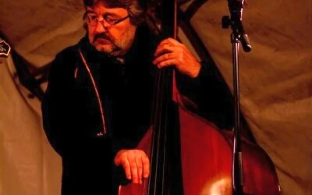 Countrybasista Pavel Jim Drengubák v kapele hraje od roku 1979