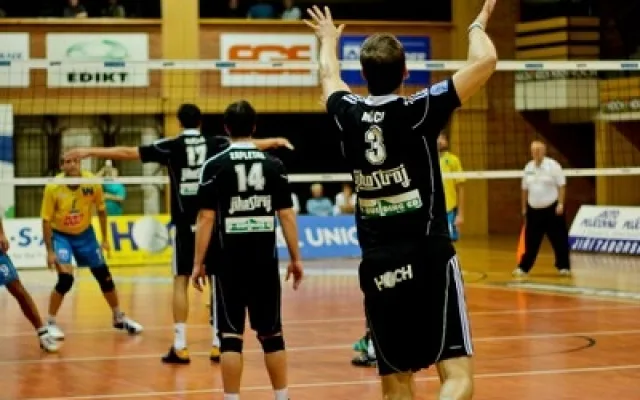 Radek Mach posílá míč do hry