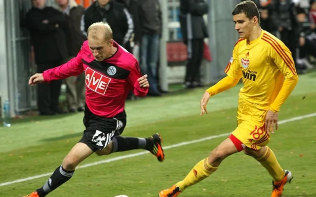 Miroslav Markovič stíhá ruského obránce ve službách Dynama Grigorije Chirkina