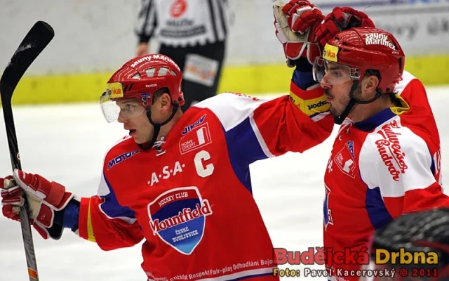 František Ptáček dal svůj třetí gól v sezoně. Jako první k němu dorazil gratulant Aleš Kotalík