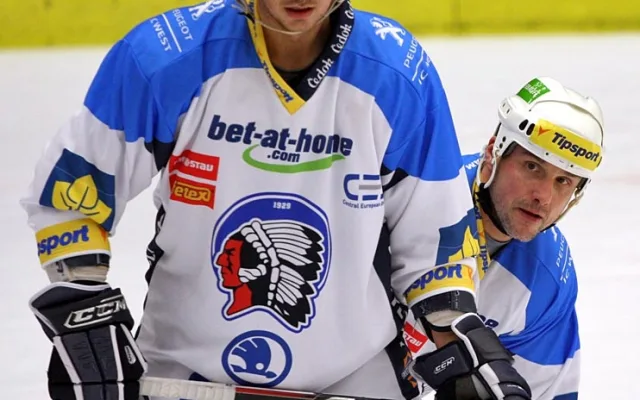 Dvě osobnosti českého hokeje - František Kaberle a Martin Straka (v pozadí)