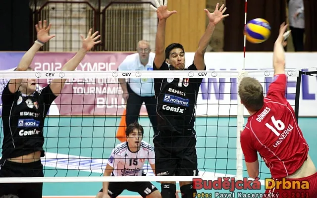 Christian Dünnes před Andym Rojasem
