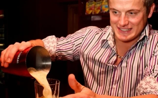 Barman Jiří Dvořák míchal známé koktejly jako Cuba Liber, Mojito, Sex on the beach atd...