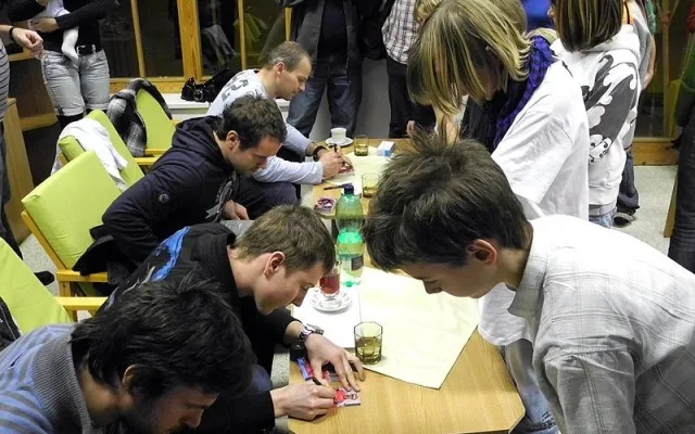 Hráči HC Mountfield Martin Podlešák (vepředu), Rudolf Červený, David Kuchejda a František Ptáček se podepisují dětem