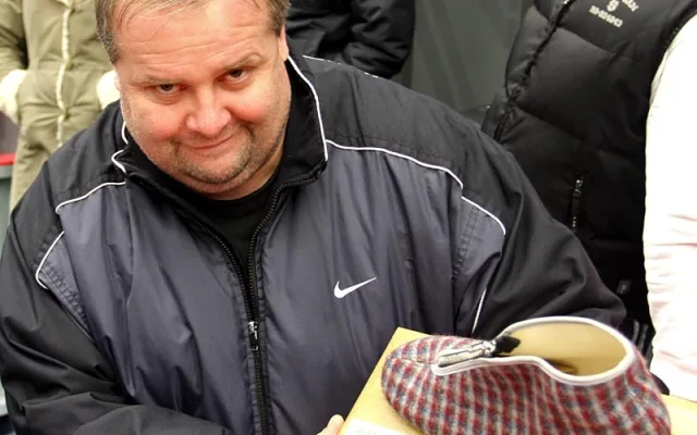 Jan Budějcký s Bačkorou roku, kterou letos získal Ladislav Volešák