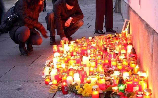 Na Náměstí Přemysla Otakara II. přicházely vzpomínat stovky lidí