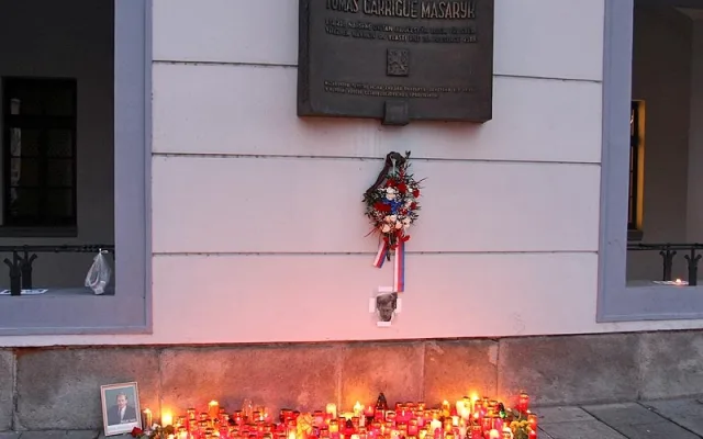 Vzpomínka pod pamětní deskou T. G. Masaryka