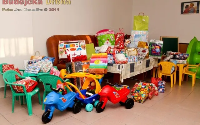 Neskutečné množství dárků vybraných pro Azylový dům Filia