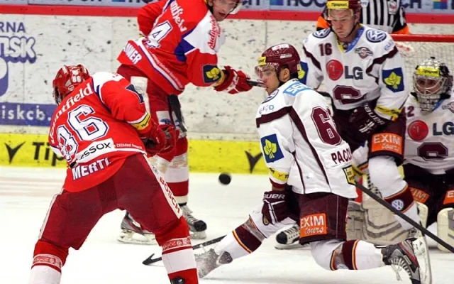 Střelu Tomáše Mertla se snaží zblokovat Dominik Pacovský