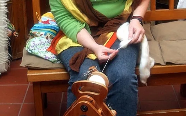 Lenka Smržová přede na kolovrátku