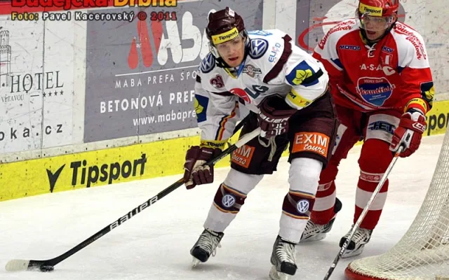 Sparťan Tomáš Rachůnek se dere před Kovářovu svatyni bráněný kapitánem Budějčáků Františkem Ptáčkem