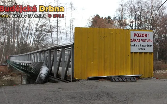 Uzavřená lávka mezi Budvar arénou a budějckou sportovní halou