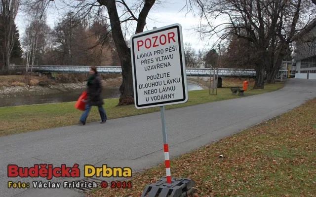 Uzavřená lávka mezi Budvar arénou a budějckou sportovní halou