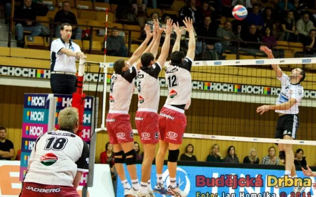 Trojblok proti smeči Radka Motyse, zleva Vojtěch Zach, Petr Havrlík a Roman Pekárek