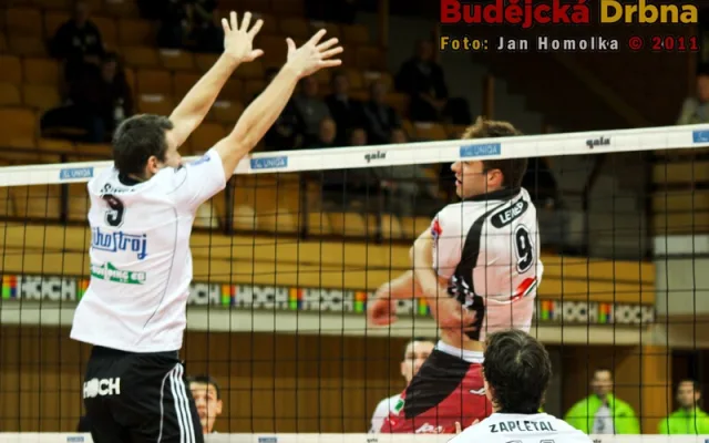 Domácí kapitán Michal Sukuba na bloku, nahrávač Petr Zapletal přihlíží