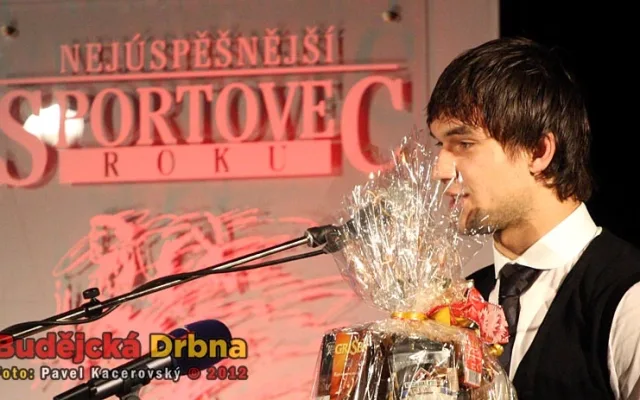 Ukrytý Jakub Kovář za dárkovým košem