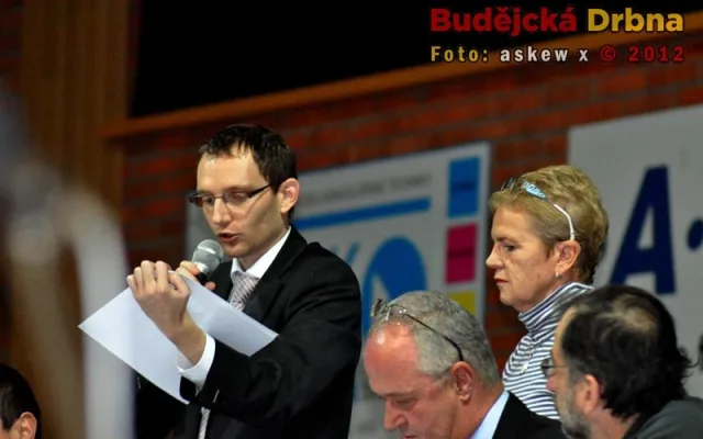 Náměstek Petr Podhola a moderátorka jednání Mirka Nezvalová