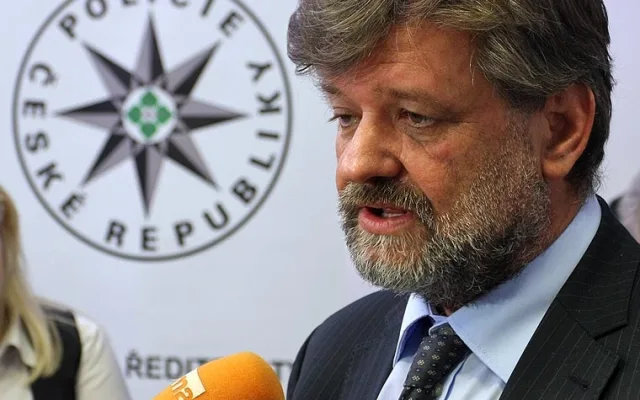 Ministr při rozhovoru před televizními kamerami