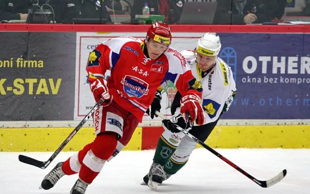 Domácí hráč zápasu Rudolf Červený před Martinem Gründlingem