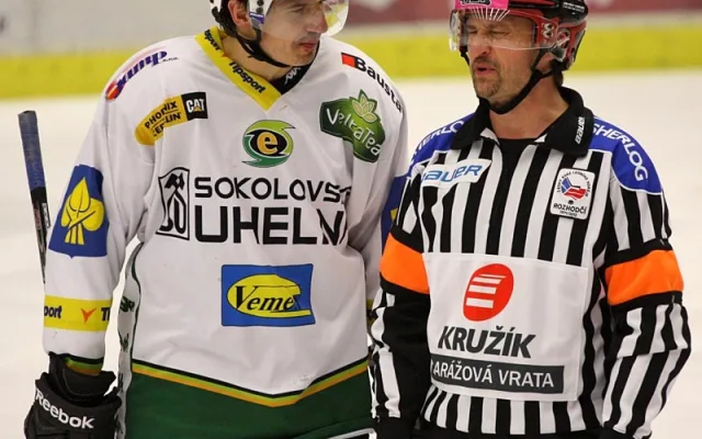 Michal Mikeska: „Pane rozhodčí, nešlo by nějak zařídit... víte...“ - Roman Polák: „Mně se chce ale hrozně čůrat!“