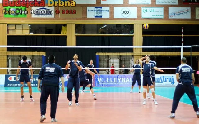 Pilně trénující hráči Cunea v budějcké Sportovce