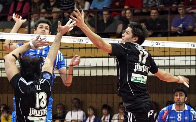 Fila se Smrčkou se snaží zhatit útok českému hráči v dresu Cunea Jakubovi Veselému