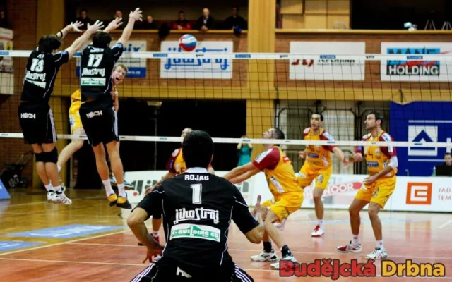 Andy Rojas přihlíží jednomu z posledních míčů celého utkání, na bloku Fila a Smrčka