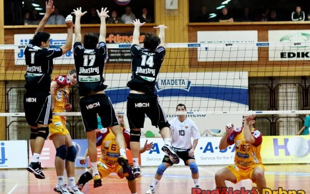 Trojblok proti smeči hostů ve složení Andy Rojas, Štěpán Smrčka a Petr Zapletal