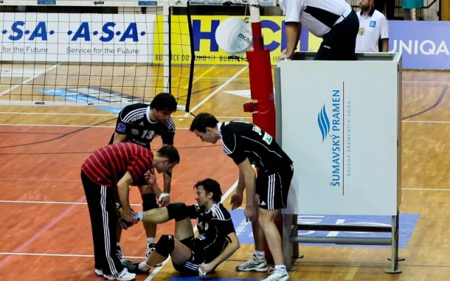 Univerzál Jakub Novotný si v prvním setu poranil kotník a zápas již nedohrál