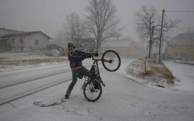 Sněhová bouře zastihla cyklisty při výletě u Adamova. Foto: Mikuláš Zvánovec
