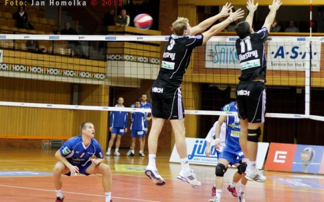 Nejvyšší hráč Jihostroje Radek Mach společně s Radkem Motysem na bloku