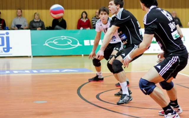 Petr Michálek přijímá, v pozadí David Juračka a vpředu Tomáš fila