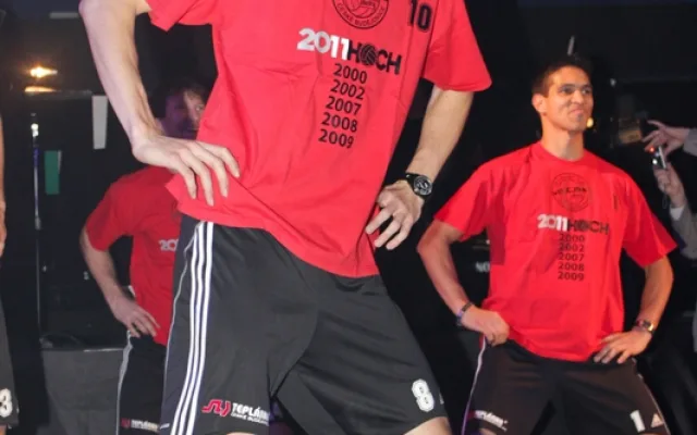 Filip Habr předvádí své taneční kreace během půlnočního překvapení
