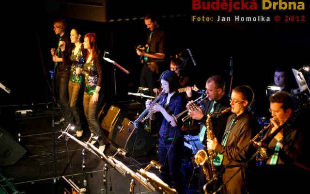Nejen k poslechu hrál až do pozdních hodin známý českobudějovický taneční orchestr Variant