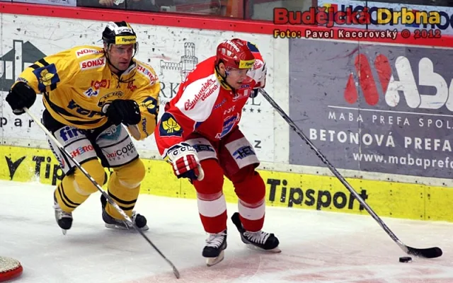 Nováček v dresu Mountfieldu Tomáš Horna (u puku) před Richardem Jarešem