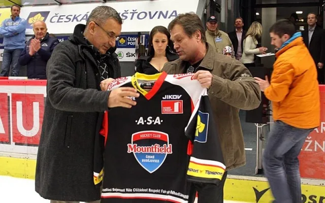 Pondělní oslavenec Jaroslav Pouzar dostal od klubu ke svým 60. narozeninám pamětní dres