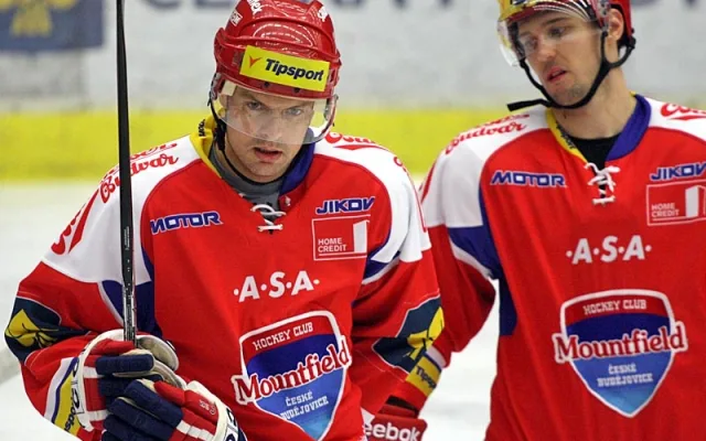 Nová tvář HC Mountfield Tomáš Horna (vlevo vedle Aleše Kranjce)