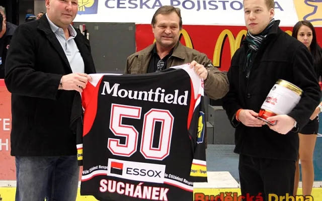 Dres k 50. narozeninám dostal od Mountfieldu dlouholetý budějcký hráč a místní patriot Rudolf Suchánek (vlevo)