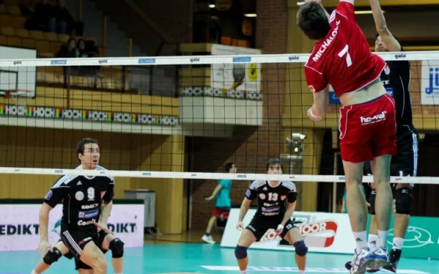 Tentokrát již úspěšný blok Andyho Rojase proti Peterovi Michalovičovi