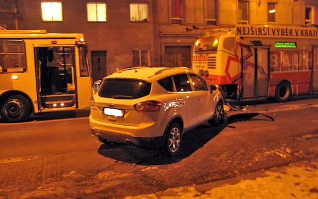 Na Husově třídě se v pondělí srazilo osobní auto s trolebusem