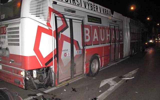 Na Husově třídě se v pondělí srazilo osobní auto s trolebusem