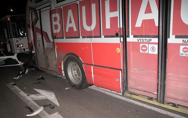 Na Husově třídě se v pondělí srazilo osobní auto s trolebusem