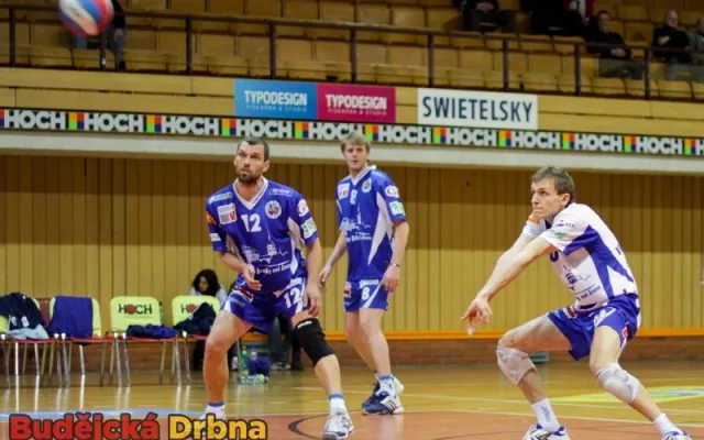 Marek Dlouhý přihlíží příjmu svého spoluhráče