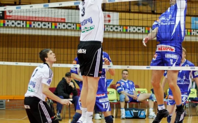 Radek Mach proti technickému míči od Aleše Dittricha