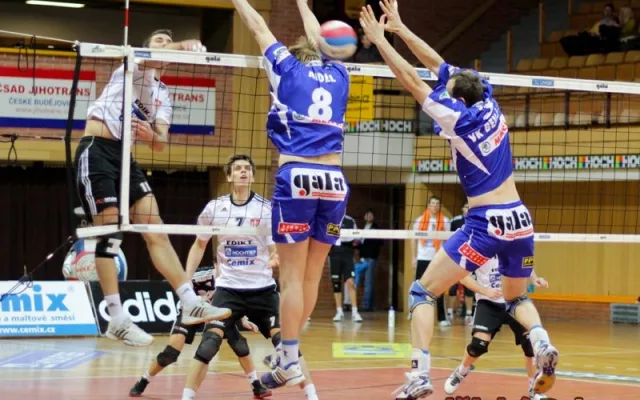 Úspěšná smeč Radka Motyse přes Anděla a Starého