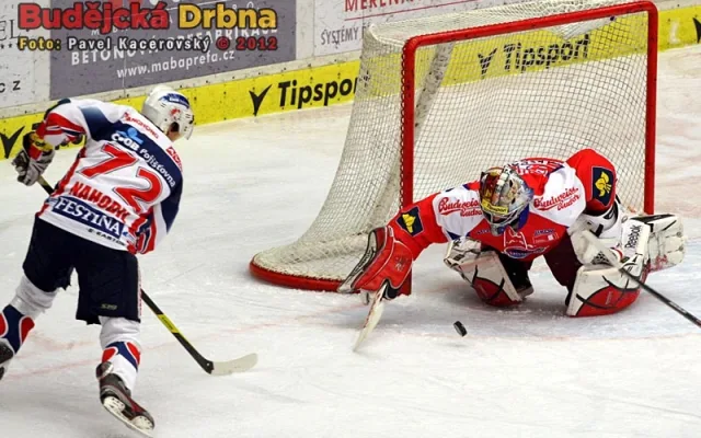 Jakub Kovář likviduje skákavý kotouč z hole Lukáše Nahodila