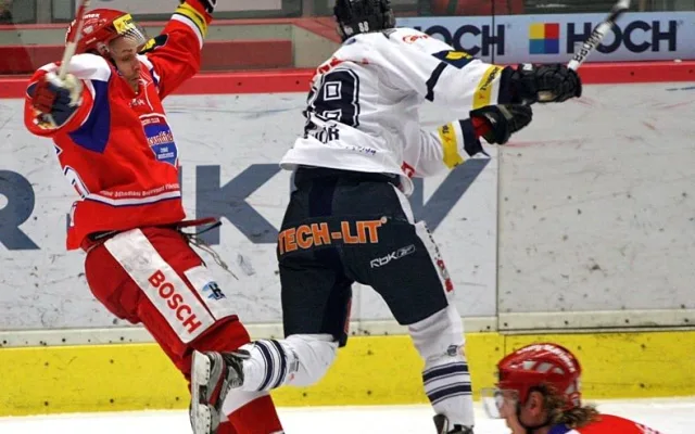Liberecký Michal Bulíř bodyčekuje Lukáše Květoně